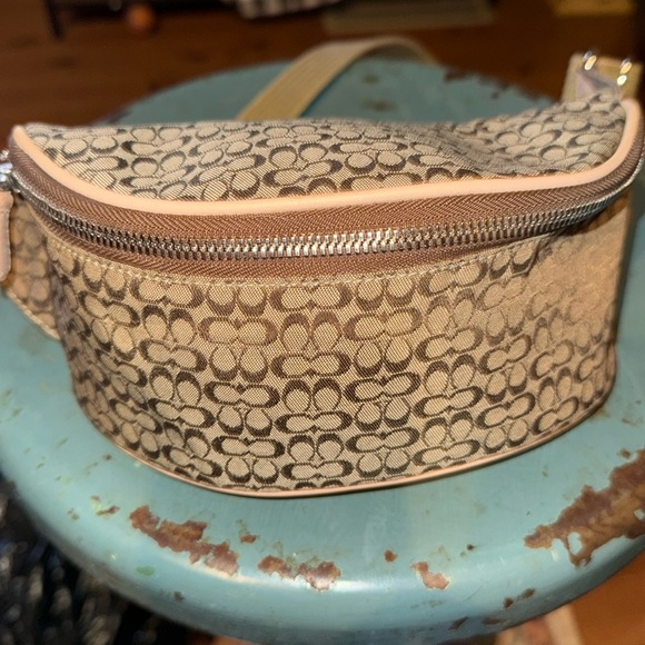 COACH Vintage Khaki Tan Sig Jacquard Waist Pouch Belt Bag DO6K-5093. (BT 2)